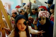 No momento da festa, lenços estampados com caveirinhas, espadas de brinquedo, tapa-olhos e máscaras, podem ser distribuídos aos convidados No momento da festa, lenços estampados com caveirinhas, espadas de brinquedo, tapa-olhos e máscaras, podem ser distribuídos aos convidados