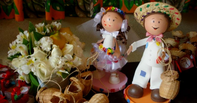 Bonequinhos de biscuits fazem a diferença na decoração do bolo. Foto: Reprodução