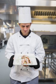 A decoração de um prato depende muito do bom gosto do seu decorador, traduzindo o sentimento do chef e as sensações que ele espera causar nas pessoas diante do prato. A decoração de um prato depende muito do bom gosto do seu decorador, traduzindo o sentimento do chef e as sensações que ele espera causar nas pessoas diante do prato.
