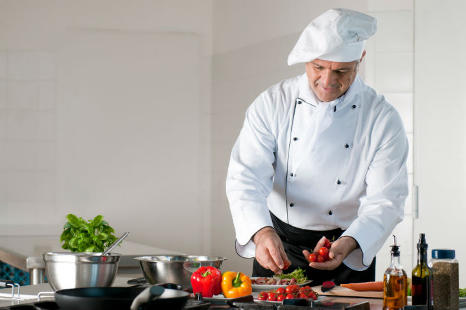 Um dos objetivos de tornar as cozinhas "abertas" ao público é tornar transparente os cuidados com a manipulação dos alimentos