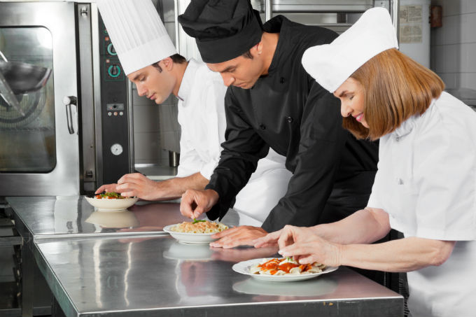 Nas cozinhas "abertas" ao público, a arte de cozinhar vira um “show independente”