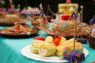Petiscos para a copa e para festas juninas - pão de torresmo com creme de alho e bolo de mandioca. Curso CPT Decoração de Festas Infantis Com pouco recurso e muita criatividade, você pode encantar seus familiares, convidados e amigos nos jogos da copa e nas festas juninas. Foto ilustrativa