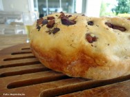 Petiscos para a copa e para festas juninas - pão de torresmo com creme de alho e bolo de mandioca O pão de torresmo com creme de leite é um delicioso petisco para ser servido em dias de jogos da Copa do Mundo. Foto ilustrativa. Curso CPT Como Produzir Pães Caseiros