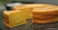 Petiscos para a copa e para festas juninas - pão de torresmo com creme de alho e bolo de mandioca. Curso CPT Como Produzir Bolos e Biscoitos Fácil de se fazer, o bolo de mandioca é uma jogada certa para aumentar o seu placar de Chef da culinária. Foto ilustrativa