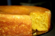 Petiscos para a copa e para festas juninas - Bolo de Fubá e Pão de Queijo. Cursos CPT Como Produzir Bolos e Biscoitos A Broa de Fubá é um deliciosopetisco para ser servido nos dias de jogos da copa e festas juninas. Foto: Reprodução