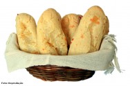 Petiscos para a copa e para festas juninas - Biscoito de polvilho e Bolo de milho verde. Curso CPT Como Produzir Bolos e Biscoitos Polvilho, óleo, água, sal e ovo. Estes são os ingredientes necessários para se fazer deliciosos biscoitos de polvilho
