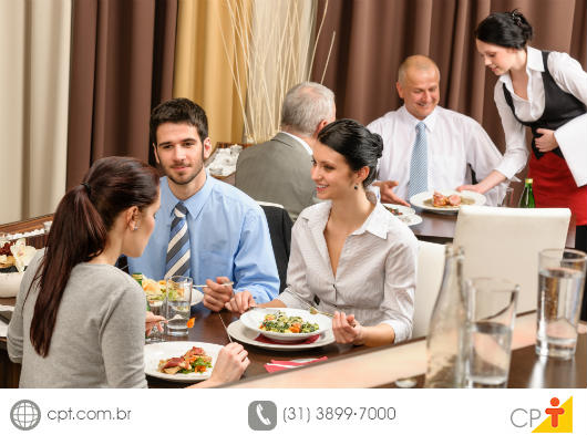 Cliente oculto - atividade que remunera bem, além de proporcionar benefícios Clientes ocultos avaliando o atendimento de um restaurante