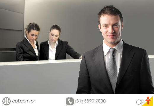 Gerente de hotel - características, responsabilidades, funções e habilidades Gerente geral de um hotel em seu ambiente de trabalho