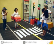 Há inúmeras razões por que se deve ensinar trânsito nas escolas; dentre elas, a mais importante é resolver o problema dos acidentes, das vítimas e das mortes, principalmente envolvendo crianças