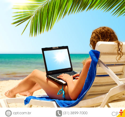 Férias - por que é tão importante se desligar do trabalho? mulher na praia, passando férias, com notebook acessando a internet