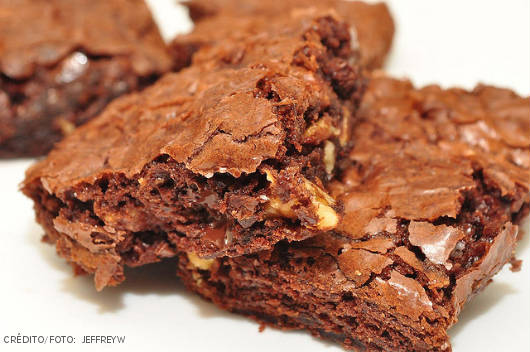 O brownie torna-se ainda mais saboroso quando acompanhado com 2 bolas de sorvete de creme e calda quente de chocolate 