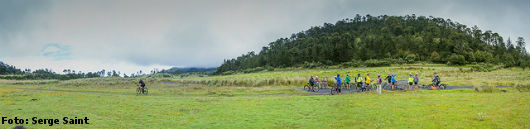 Pessoas fazendo ciclismo rural