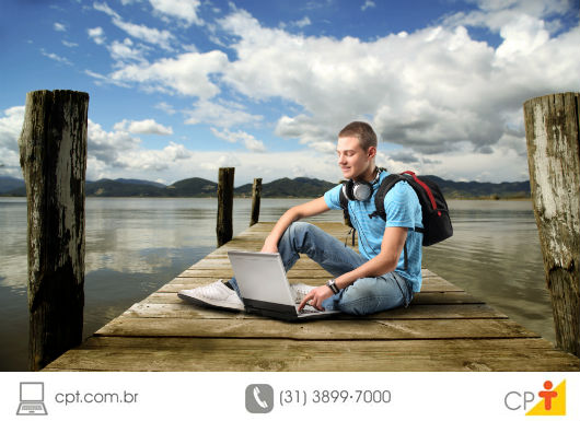 Férias - ótimo período para a qualificação profissional a distância Rapaz estudando durante as férias
