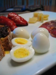Nutritivo e de sabor muito apreciado, o ovo de codorna está se tornando cada vez mais presente na mesa dos brasileiros. Nutritivo e de sabor muito apreciado, o ovo de codorna está se tornando cada vez mais presente na mesa dos brasileiros.