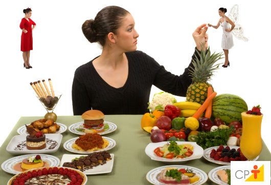 Especial Gravidez: 5ª Semana de Gestação - do 29º ao 35º dia grávida escolhendo entre diferentes cardápios de alimentação: comidas saudáveis e não saudáveis