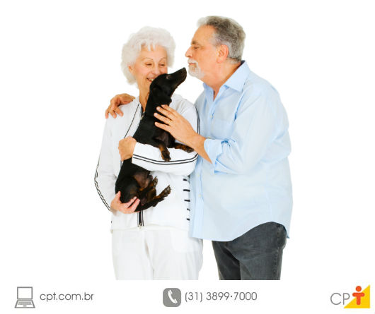 Doenças causadas pelas pulgas em cães e gatos casal acariciando seu cão de estimação por estar livre de pulgas e doenças