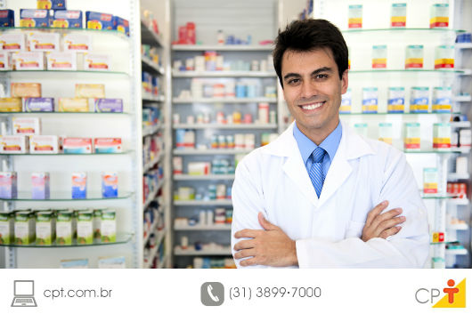 farmacêutico sorrindo em frente a sua farmácia