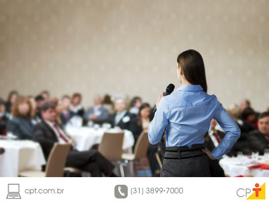 Hotéis que apostam em infraestrutura para eventos atraem mais clientes palestra sendo proferida em salão de hotel