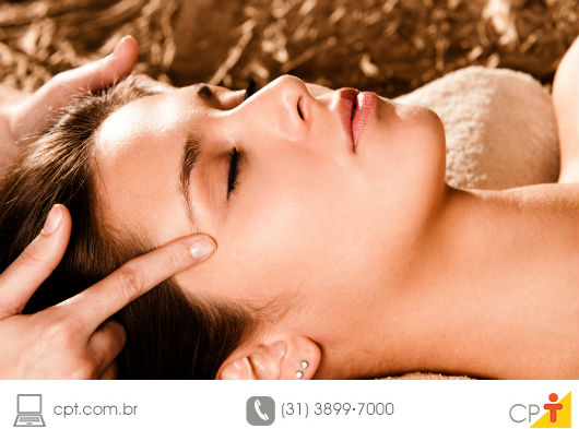 Massagem - efeitos terapêuticos sobre os tecidos do corpo mulher sendo massageada nas têmporas