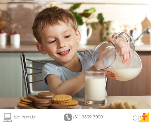 Lactose - entenda mais sobre o assunto garotinho lanchando com leite e seus derivados