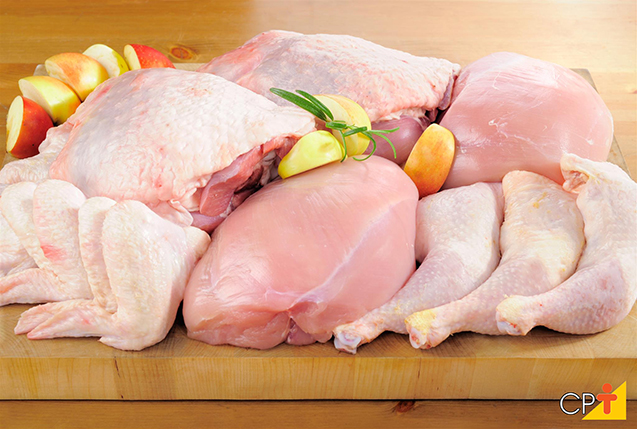 O sal de cura é adicionado a carnes in natura para a produção de embutidos ou produtos curados. Foto: carnes in natura. O sal de cura é adicionado a carnes in natura para a produção de embutidos ou produtos curados. Foto: carnes in natura.