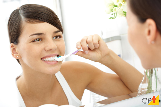 Mulher escovando os dentes