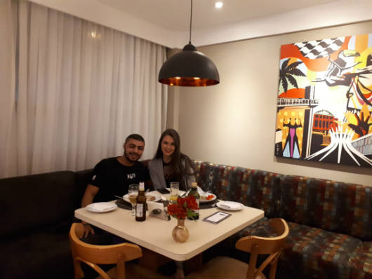 Casal curte pr&ecirc;mio do Dia dos Namorados em grande estilo