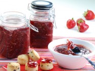 A geleia é obtida pelo cozimento, em água, de frutas inteiras ou em pedaços, obtendo-se um suco por meio da filtração.