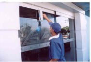 A limpeza, quando realizada por equipes especializadas, custa bem menos, e resulta em melhor produtividade dos funcionários.