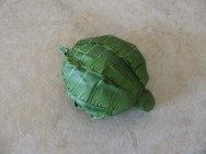 No Japão, a técnica é conhecida como origami, cujo o significado é “dobrar papel”. No Brasil, tem o nome de dobradura.