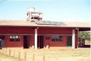 Uma forma de economizar eletricidade nas residências é utilizando o aquecimento de água por meio da energia solar.