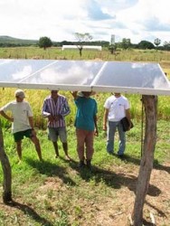 O aproveitamento da energia solar pode ser feito utilizando-se materiais simples e com investimentos relativamente baixos. https://cptstatic.s3.amazonaws.com/imagens/enviadas/materias/materia2036/m-energia-solar-rural.jpg