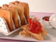 O tomate é consumido ao natural ou processado, nas formas de saladas, molhos, sopas, cremes,sucos, patês, entre outros.