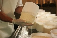 O processo de produção do queijo do serro envolve a combinação de tempo, temperatura, manejo de utensílios, e dosagem de leite, coagulante e sal. https://cptstatic.s3.amazonaws.com/imagens/enviadas/materias/materia2132/m-queijo-serro.jpg