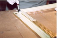 As molduras pintadas a mão são muito valorizadas e requisitadas no mercado artístico e na decoração. https://cptstatic.s3.amazonaws.com/imagens/enviadas/materias/materia2208/m-pinturas-moldura.jpg