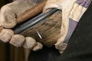 O ferrageamento ou ferragem é a aplicação metódica de uma ferradura na parte inferior do casco com o objetivo de proteger, curar ou corrigir o aprumo do pé. https://cptstatic.s3.amazonaws.com/imagens/enviadas/materias/materia2421/m-cursos-cpt-ferrageamento03.jpg