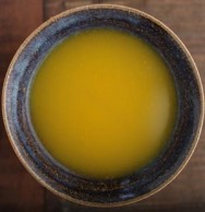 A culinária regional aproveita os ingredientes locais, como o tucupi, caldo feito a base de mandioca.