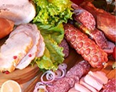 O tempero para a defumação é simples, sendo feito com sal, pimenta malagueta, pimenta-do-reino, noz moscada e colorau.