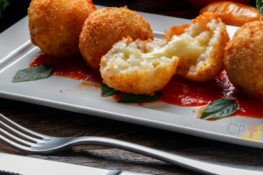 Quarentena combina com bolinho de arroz com recheio de queijo    Receitas Cursos CPT