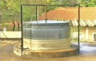 O batelada é o tipo mais simples de ser construído, composto apenas pela câmara de biodigestão cilíndrica e pelo gasômetro móvel. O batelada é o tipo mais simples de ser construído, composto apenas pela câmara de biodigestão cilíndrica e pelo gasômetro móvel.