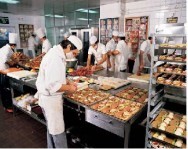 Em estabelecimentos como lanchonetes é muito importante que a preparação dos alimentos seja realizada cercada de cuidados essenciais. https://cptstatic.s3.amazonaws.com/imagens/enviadas/materias/materia2720/m-normas-higiene.jpg