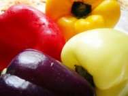 Os pimentões roxo, creme, amarelo, laranja e vermelho, vêm crescendo relativamente no gosto do consumidor. Os pimentões roxo, creme, amarelo, laranja e vermelho, vêm crescendo relativamente no gosto do consumidor.