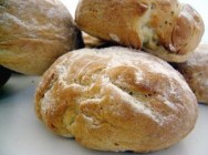 Pães regularizam os níveis de açúcar no sangue, auxiliam o trânsito intestinal e garantem a sensação de saciedade por um longo período de tempo. Foto: Freepik