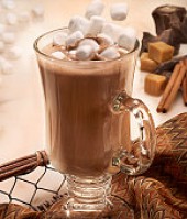 Chocolate quente é uma boa opção para levantar as vendas em sorveterias no inverno. Foto: reprodução.