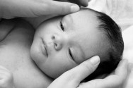 Entre diversos benefícios, a shantala fortalece o vínculo afetivo dos pais com o bebê. Foto: divulgação