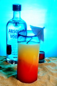 O Sex on the beach é levemente adocicado e combina perfeitamente o sabor das frutas com o xarope de groselha. Foto: Deviantart.
