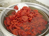 Os tomates destinados ao preparo de conserva devem ser cortados ao meio, no sentido longitudinal, com o auxílio de facas de aço inoxidável Tomates secos