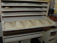 À medida que vão sendo cortados e separados, os pastéis são acondicionados em gavetas cobertas com um tecido para manter a umidade da massa e evitar o ressecamento Armazenamento dos pastéis