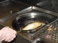 É muito importante que o recheio ocupe, no máximo, a metade da área do pastel para que haja expansão do vapor dentro da massa e seu crescimento durante a fritura Pastel frito