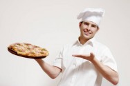 A pizza é um produto constituído por uma massa sobre a qual é colocada uma camada de molho e, sobre esta vem o recheio Massa rica de pizza